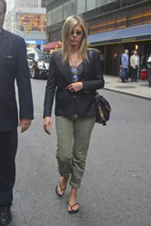 Jennifer Aniston feet photo thumbnail