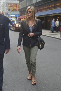 Jennifer Aniston feet photo thumbnail