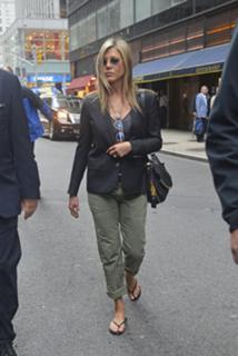 Jennifer Aniston feet photo thumbnail