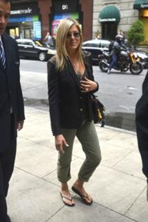 Jennifer Aniston feet photo thumbnail