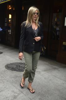 Jennifer Aniston feet photo thumbnail