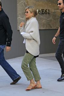 Jennifer Aniston feet photo thumbnail