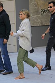 Jennifer Aniston feet photo thumbnail