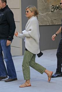 Jennifer Aniston feet photo thumbnail