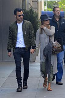 Jennifer Aniston feet photo thumbnail