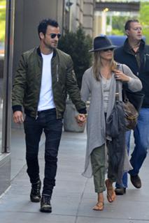 Jennifer Aniston feet photo thumbnail