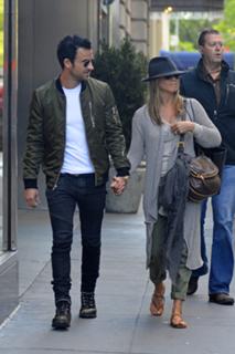 Jennifer Aniston feet photo thumbnail