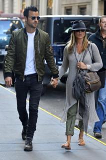 Jennifer Aniston feet photo thumbnail