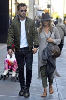 Jennifer Aniston feet photo thumbnail