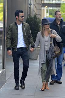 Jennifer Aniston feet photo thumbnail