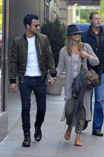 Jennifer Aniston feet photo thumbnail