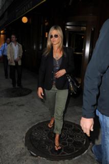 Jennifer Aniston feet photo thumbnail