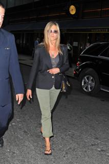 Jennifer Aniston feet photo thumbnail