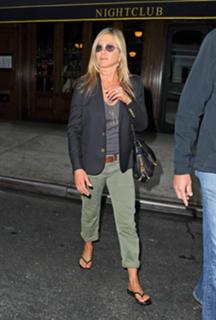 Jennifer Aniston feet photo thumbnail