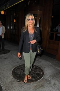 Jennifer Aniston feet photo thumbnail