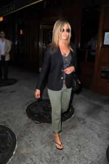 Jennifer Aniston feet photo thumbnail