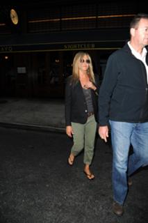 Jennifer Aniston feet photo thumbnail