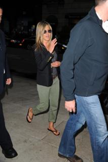 Jennifer Aniston feet photo thumbnail