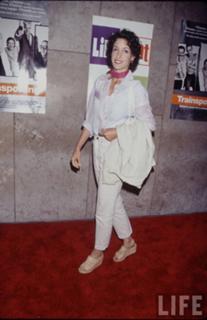 Jennifer Beals feet photo thumbnail