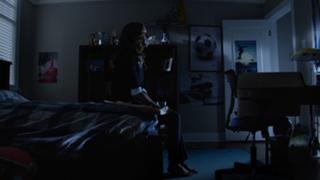 Jennifer Beals feet photo thumbnail