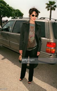 Jennifer Beals feet photo thumbnail