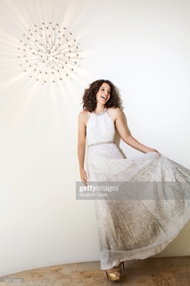 Jennifer Beals feet photo thumbnail