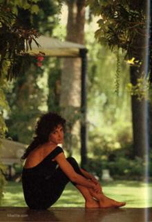 Jennifer Beals feet photo thumbnail