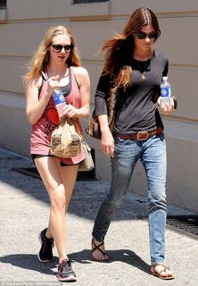 Jennifer Carpenter feet photo thumbnail