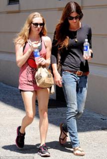 Jennifer Carpenter feet photo thumbnail