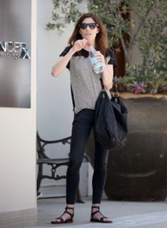 Jennifer Carpenter feet photo thumbnail