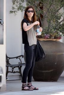 Jennifer Carpenter feet photo thumbnail