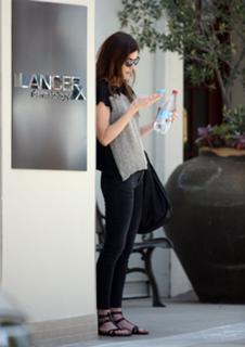 Jennifer Carpenter feet photo thumbnail