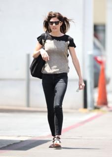 Jennifer Carpenter feet photo thumbnail