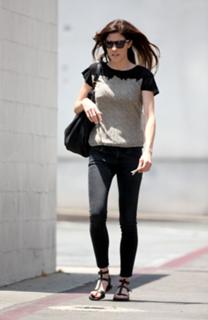 Jennifer Carpenter feet photo thumbnail