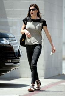 Jennifer Carpenter feet photo thumbnail