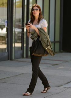 Jennifer Carpenter feet photo thumbnail