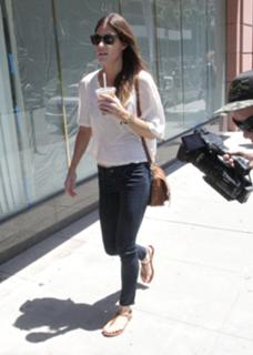 Jennifer Carpenter feet photo thumbnail