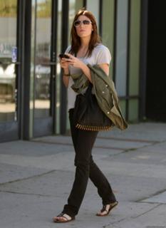Jennifer Carpenter feet photo thumbnail