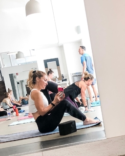 Jennifer Coffey feet photo thumbnail