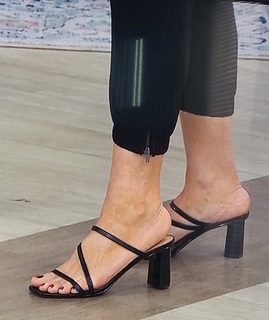 Jennifer Coffey feet photo thumbnail