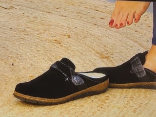 Jennifer Coffey feet photo thumbnail