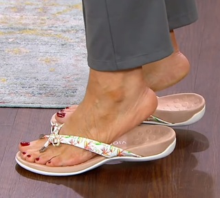 Jennifer Coffey feet photo thumbnail