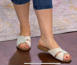 Jennifer Coffey feet photo thumbnail