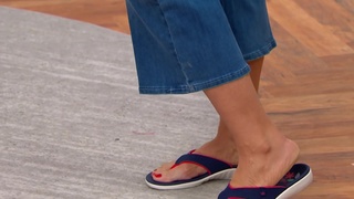 Jennifer Coffey feet photo thumbnail