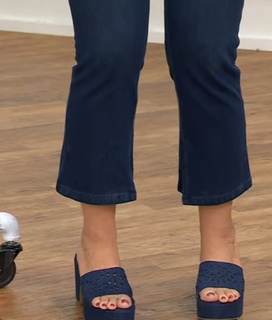 Jennifer Coffey feet photo thumbnail