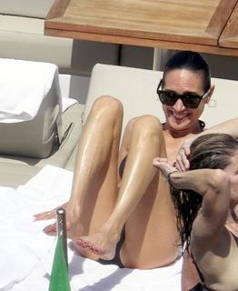 Jennifer Connelly feet photo thumbnail