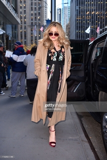 Jennifer Coolidge feet photo thumbnail