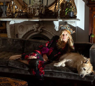 Jennifer Coolidge feet photo thumbnail
