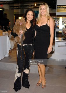 Jennifer Coolidge feet photo thumbnail