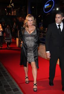 Jennifer Coolidge feet photo thumbnail